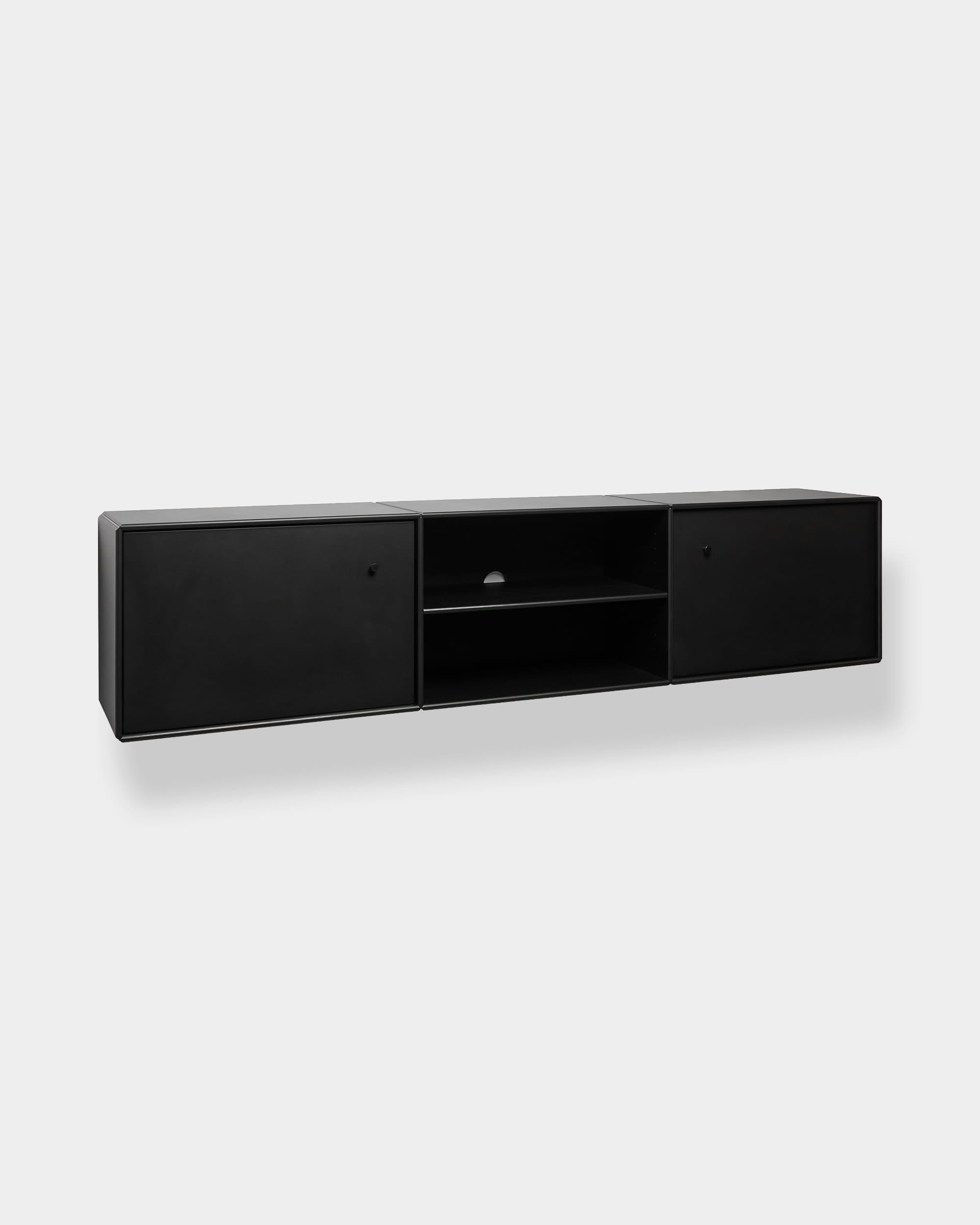 Mueble para televisión WoodUpp Arka en color negro, con diseño modular, sistema de organización de cables, dos armarios cerrados y estantes abiertos para un almacenamiento ordenado.
